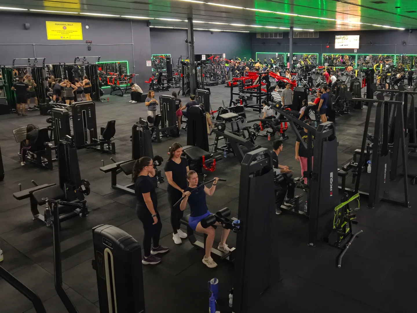 Sala de musculação ampla e climatizada